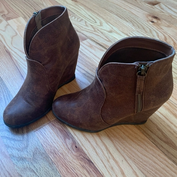 Daytrip wedge bootie from Buckle. - Picture 2 of 5